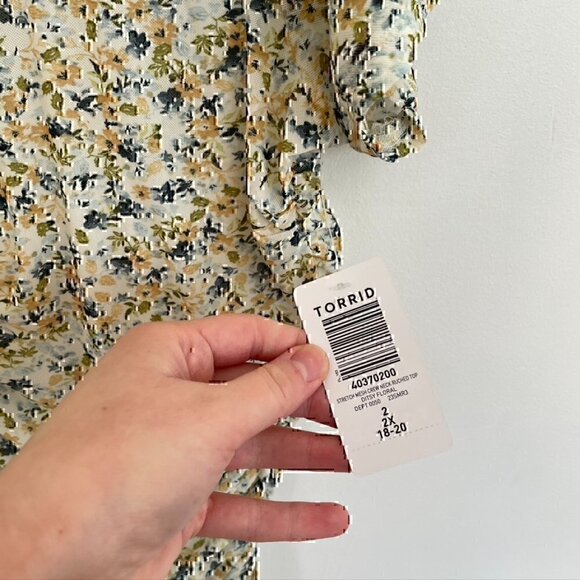NEW NWT TORRID 2 Plus Size Stretch Mesh Crew Neck Ruched Top White Blue Floral - Picture 7 of 12